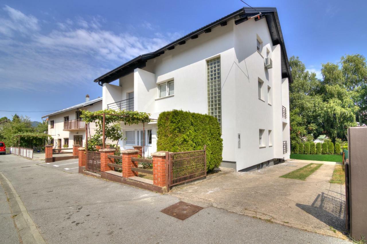 Appartamento House Smolcic Otočac Esterno foto